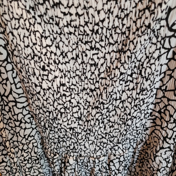 Women's Black and White Patterned Top - Picture 6 of 6